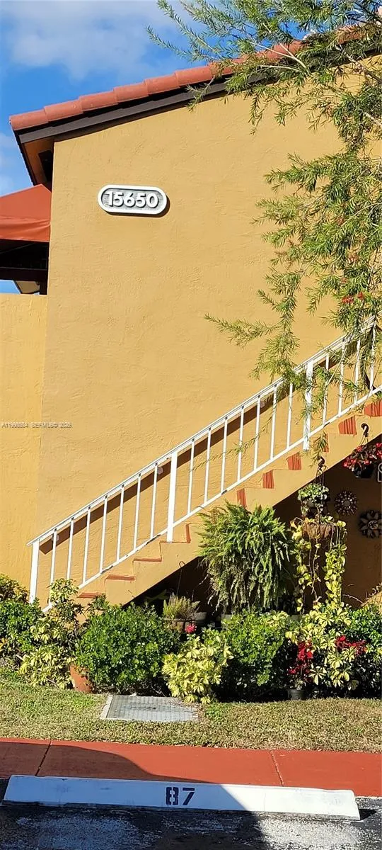 15650 SW 80th St F-208, Miami FL 33193