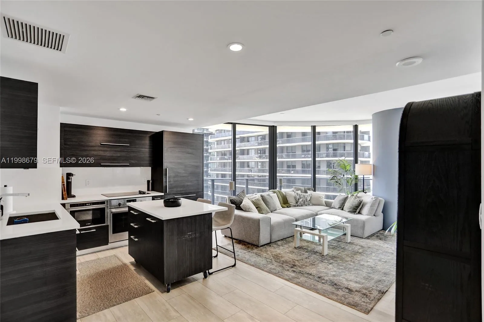 45 SW 9th St # 2001, Miami FL 33130