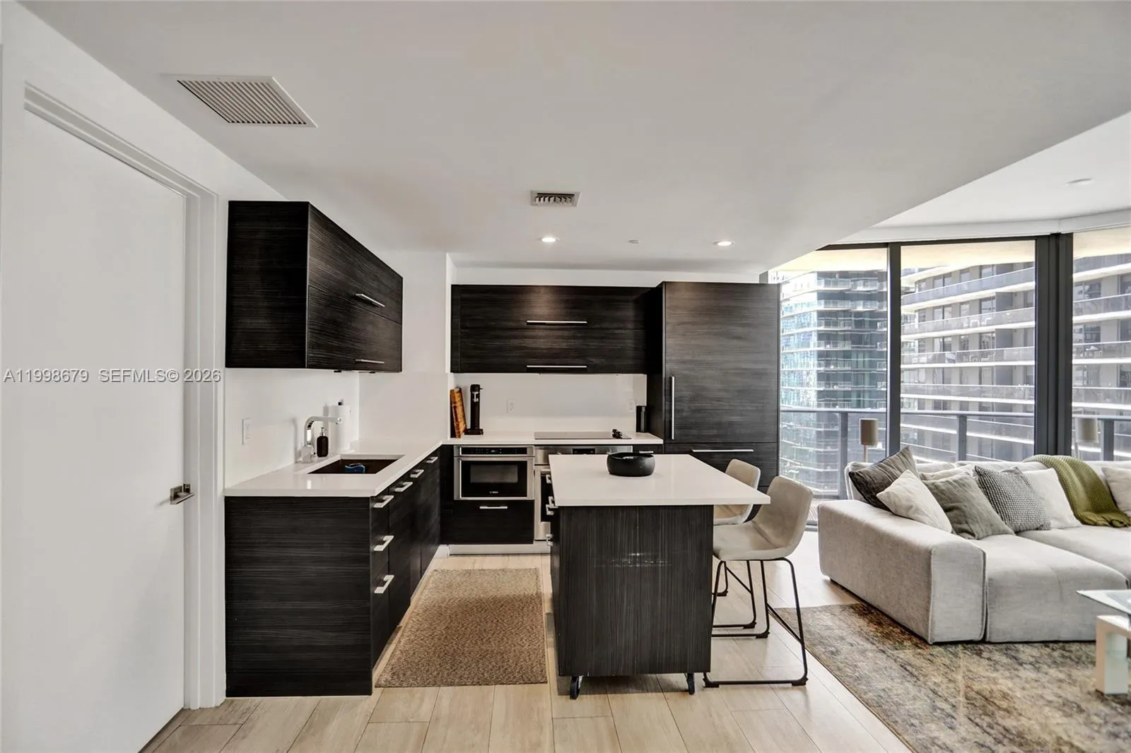 45 SW 9th St # 2001, Miami FL 33130