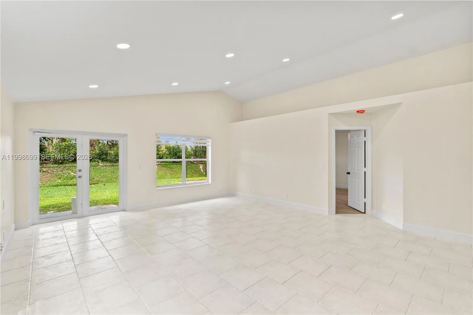 9081 N Lake Park Cir N, Davie FL 33328