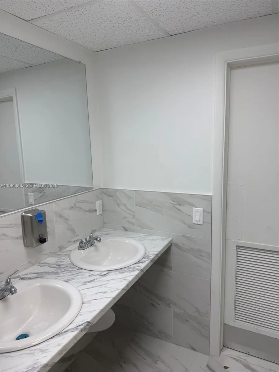 2876 E Oakland Park Blvd, Fort Lauderdale FL 33306