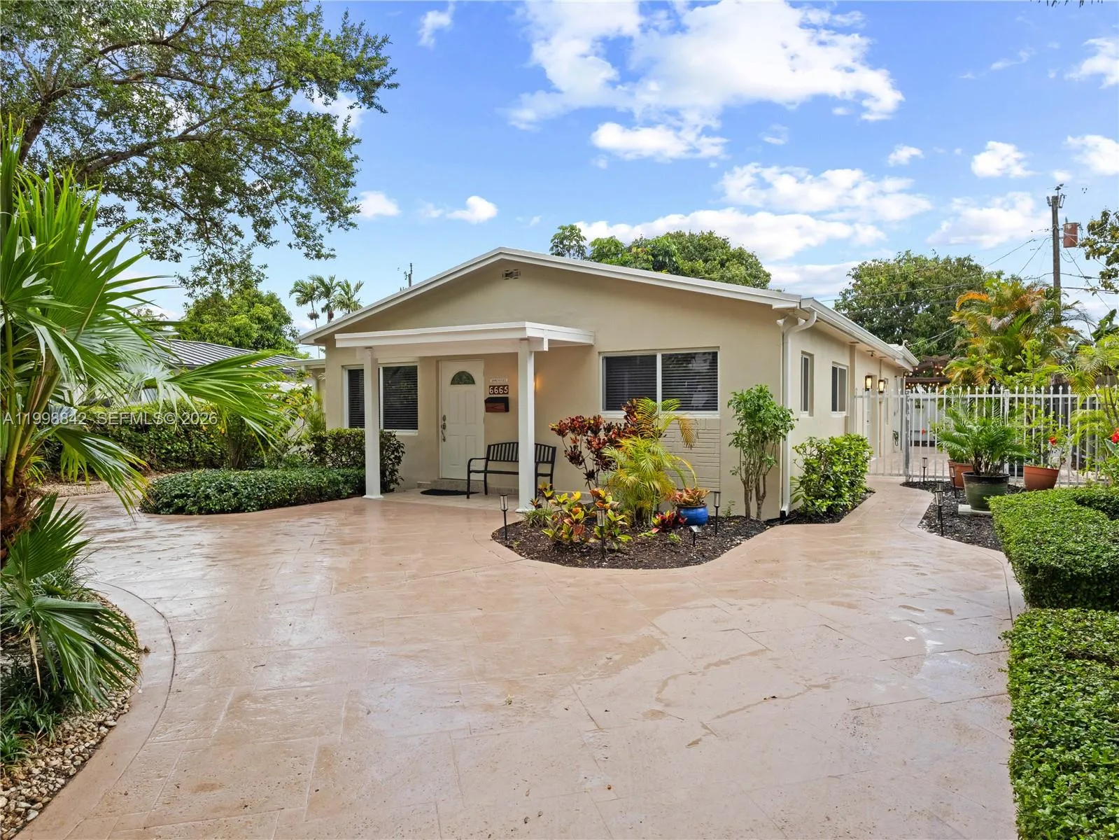 6665 NW 39th St, Virginia Gardens FL 33166