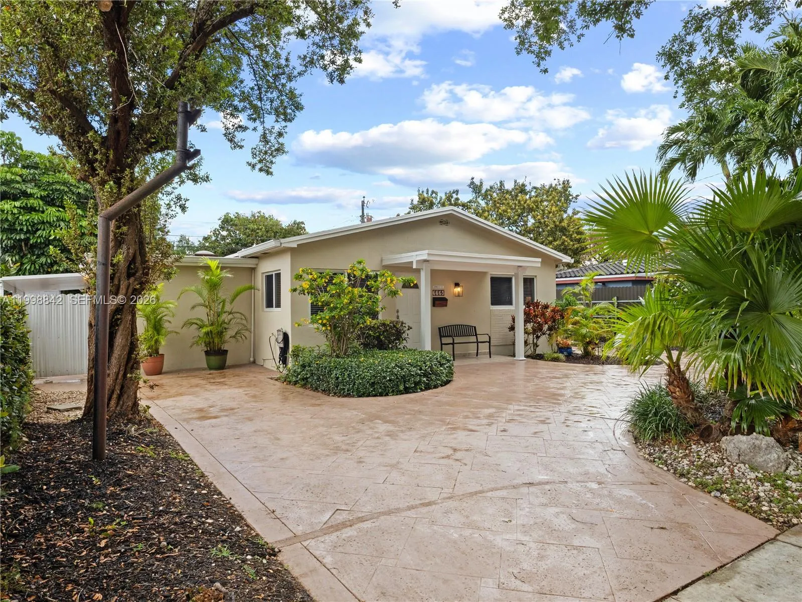 6665 NW 39th St, Virginia Gardens FL 33166