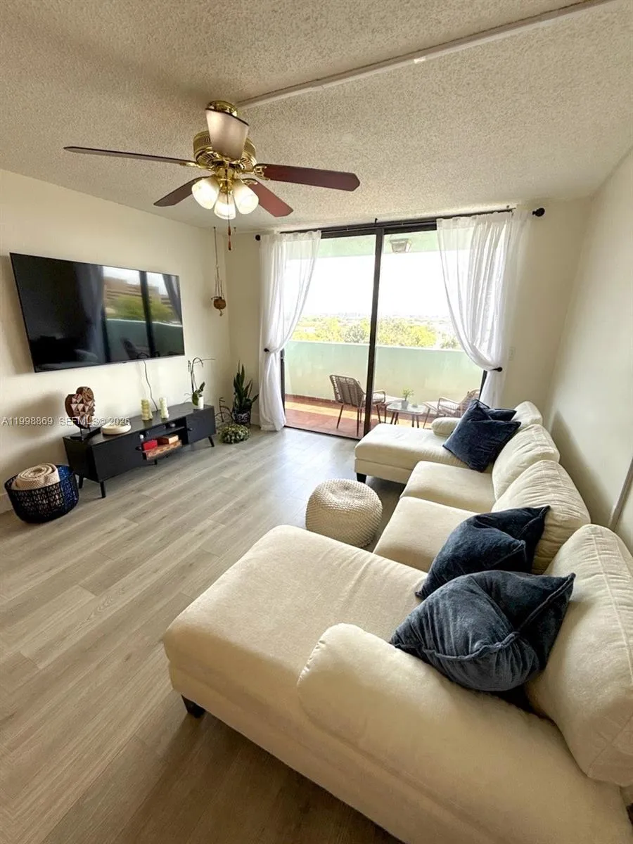 1825 W 44th Pl # 808, Hialeah FL 33012