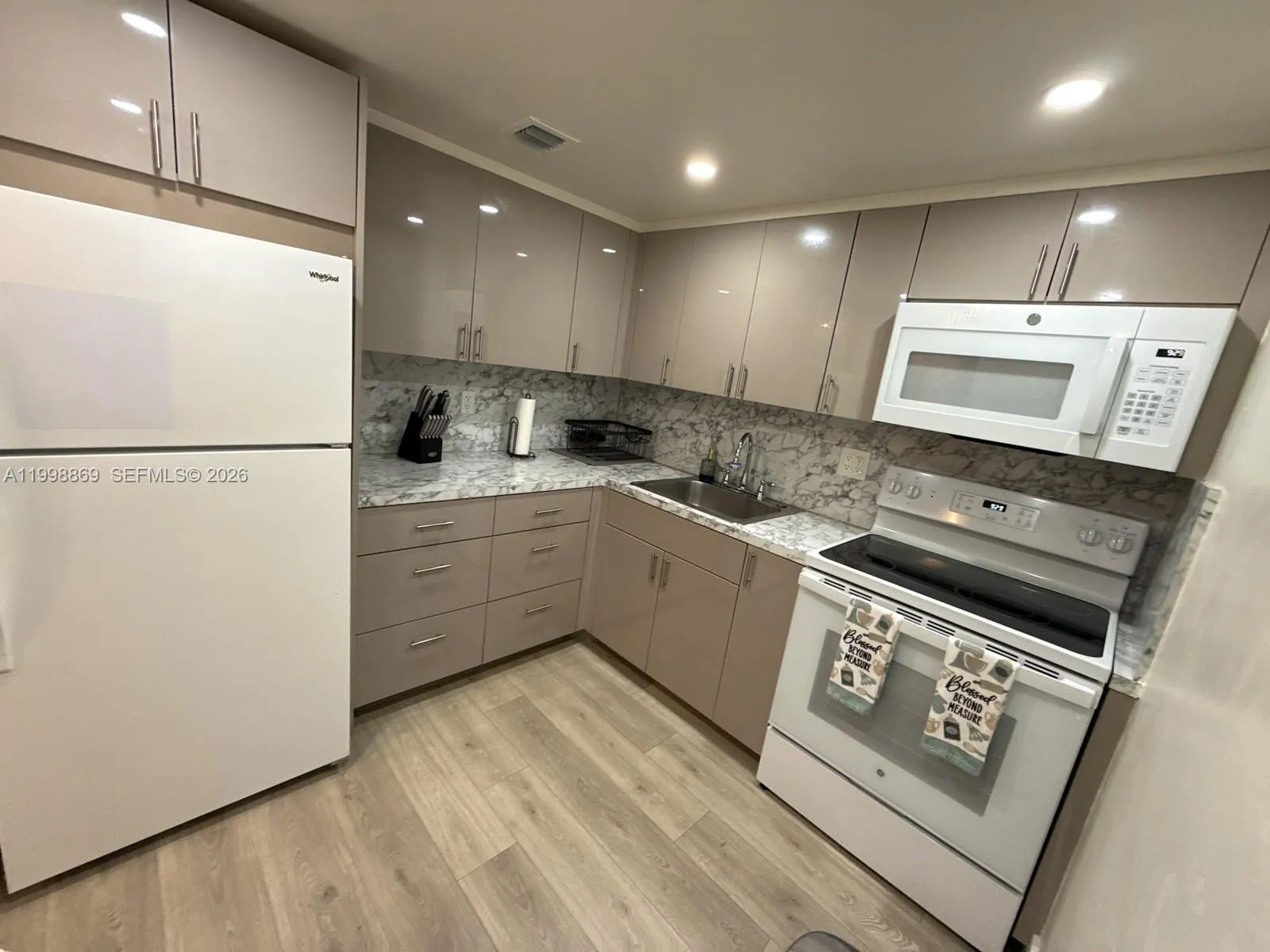 1825 W 44th Pl # 808, Hialeah FL 33012