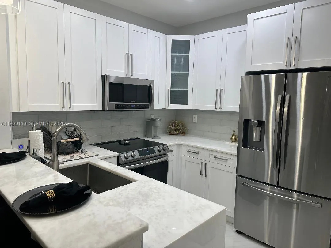 7690 S Southwood Cir, Davie FL 33328