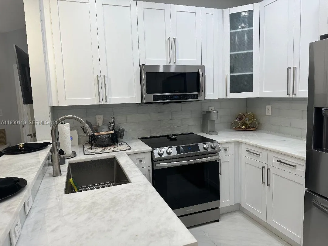 7690 S Southwood Cir, Davie FL 33328