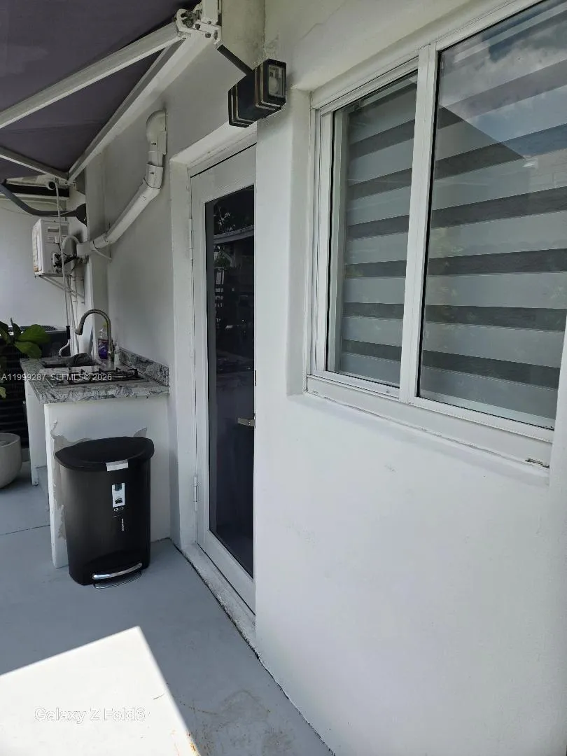 14035 SW 42 st # R, Miami FL 33175