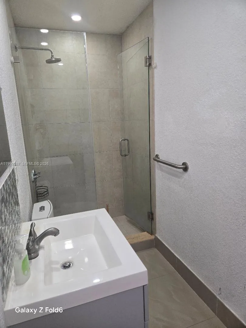 14035 SW 42 st # R, Miami FL 33175