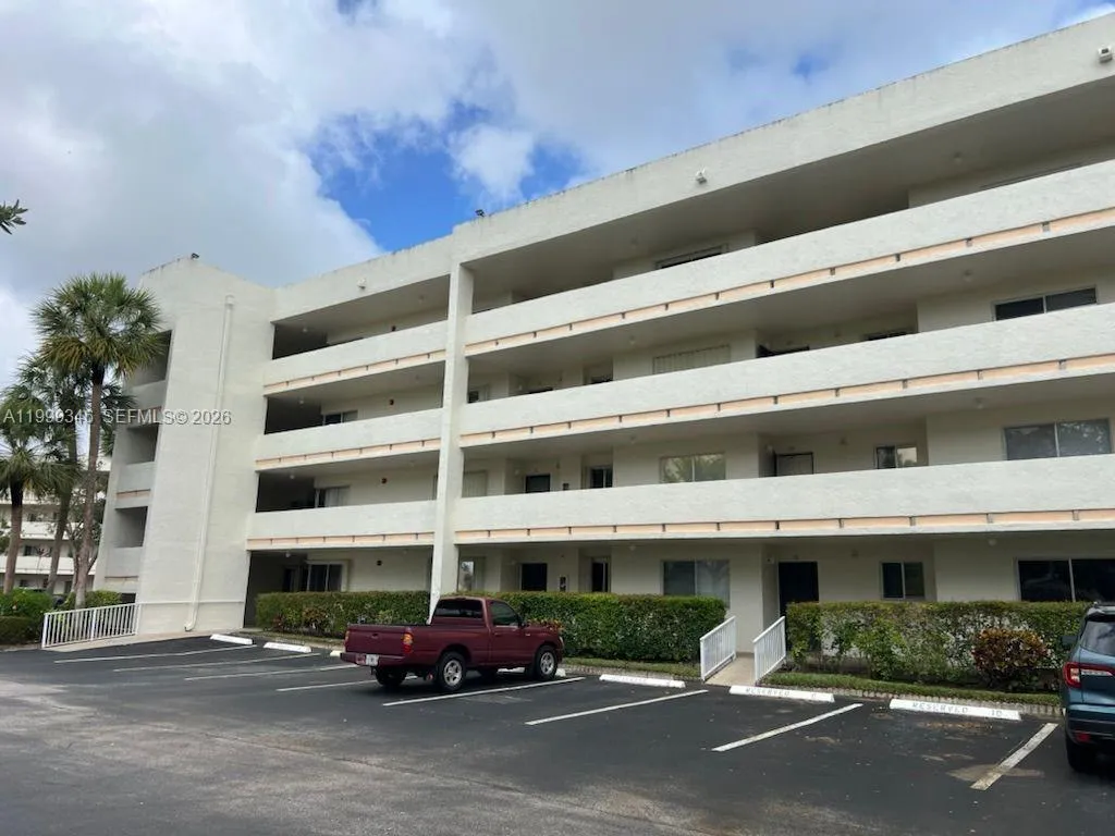 3186 Via Poinciana # 211, Lake Worth FL 33467