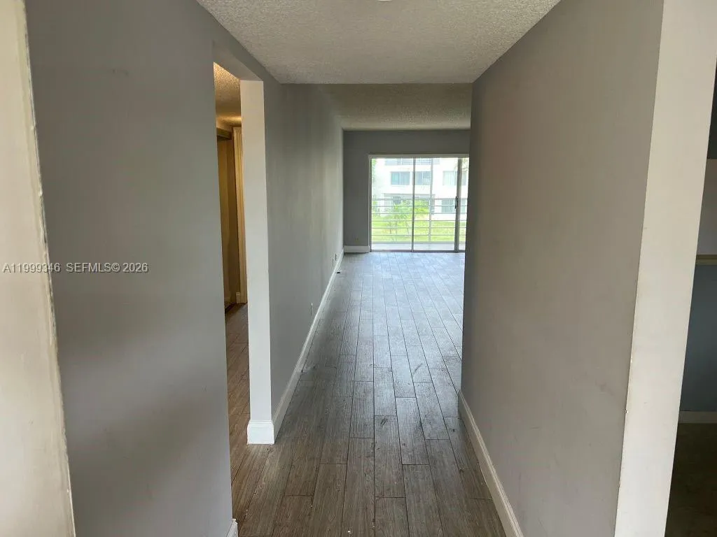 3186 Via Poinciana # 211, Lake Worth FL 33467