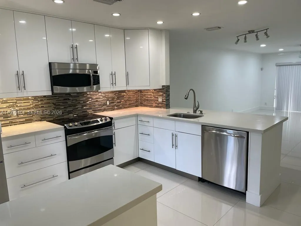 454 Lakeview Dr # 2, Weston FL 33326