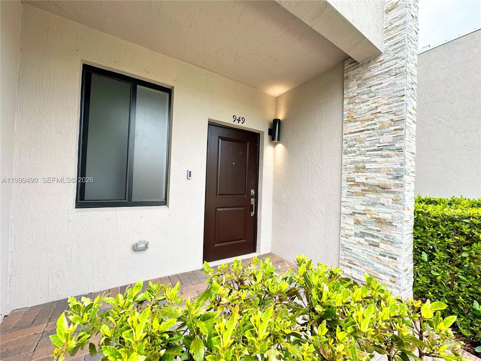 949 NE 211th St, Miami FL 33179