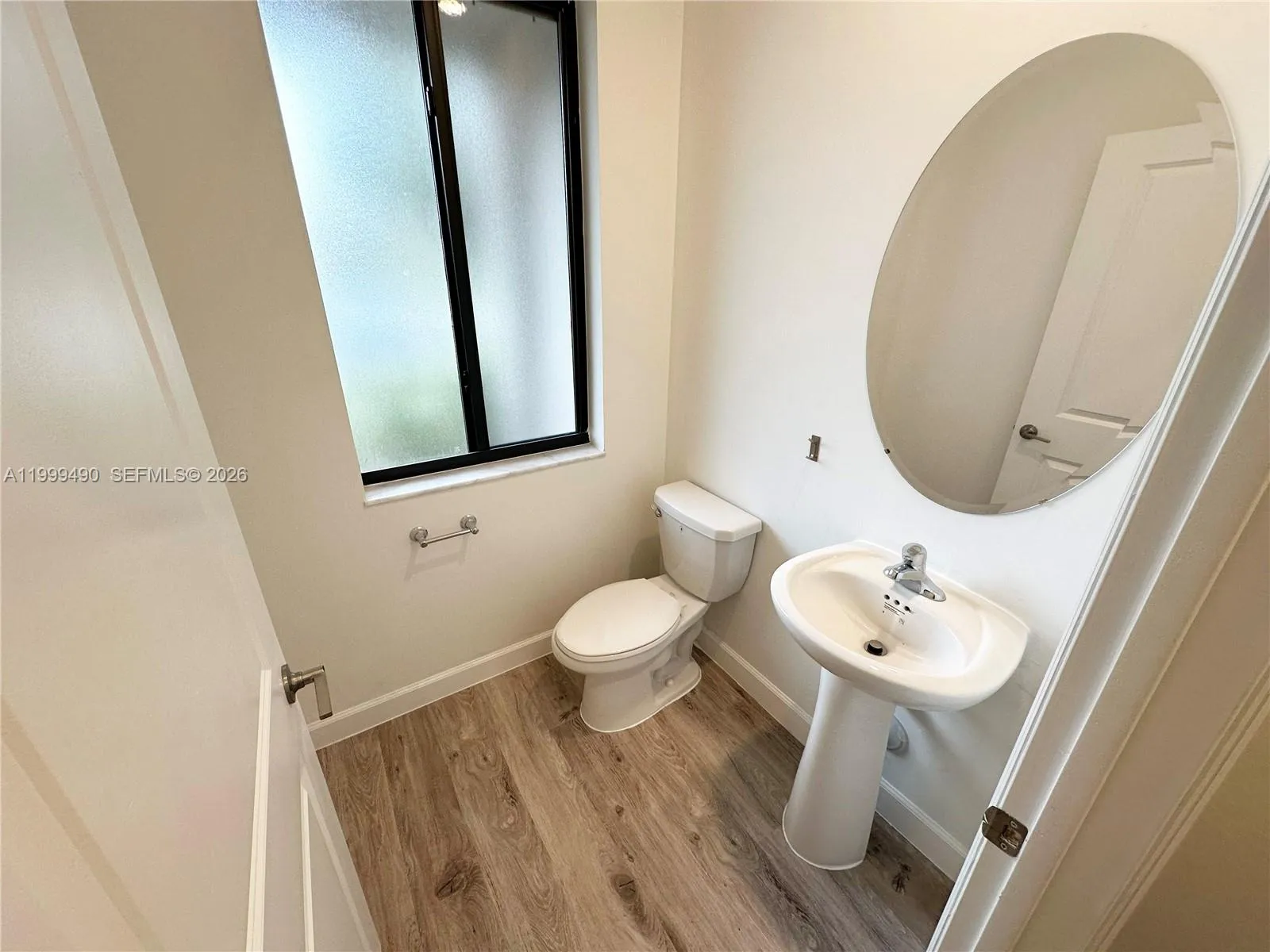 949 NE 211th St, Miami FL 33179