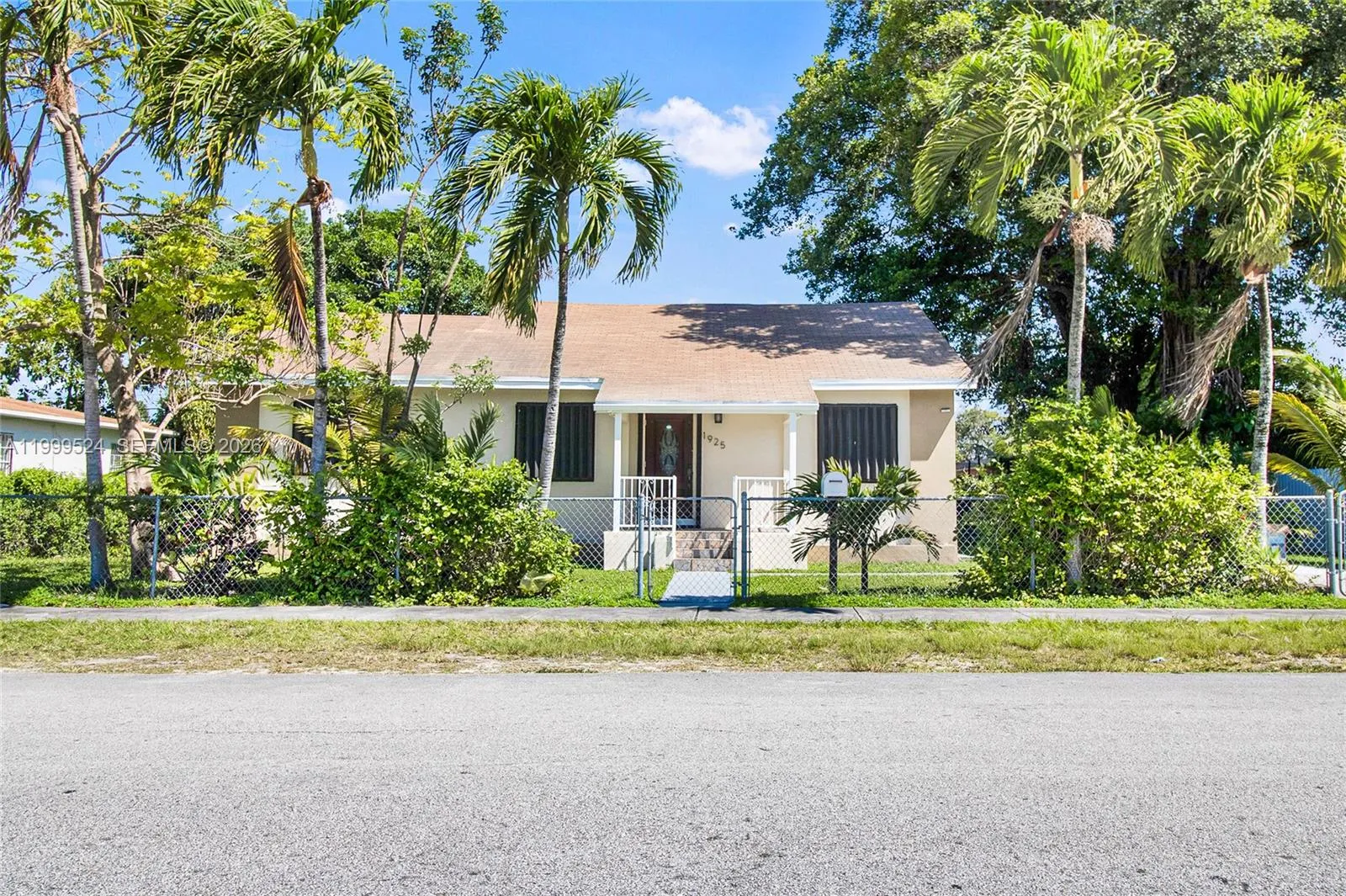 1925 NW 49th St, Miami FL 33142