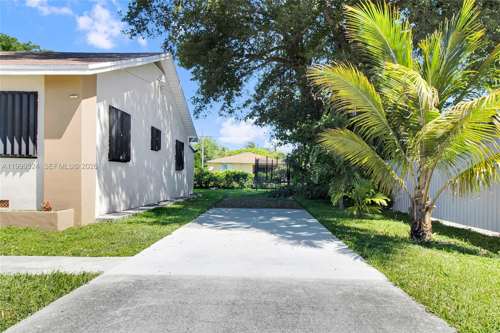 1925 NW 49th St, Miami FL 33142