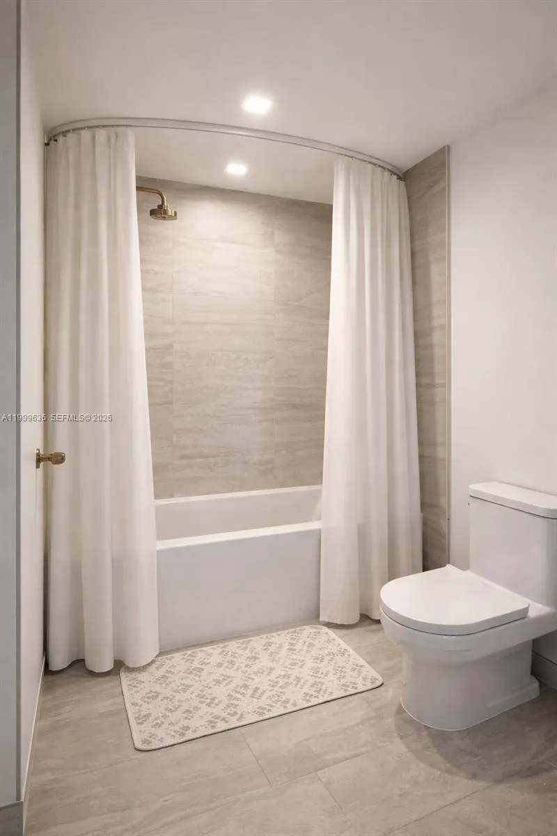 77 SE 5 # 1915, Miami FL 33131