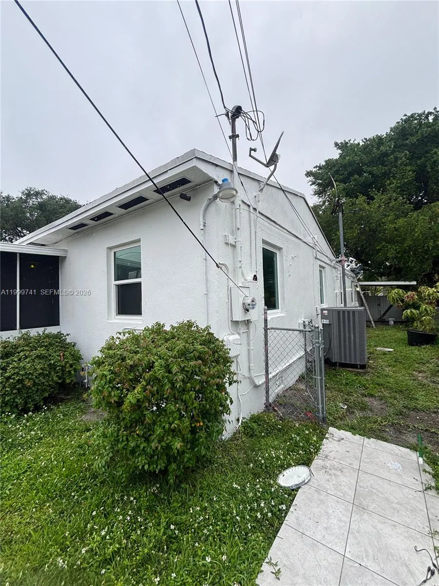1733 NW 40th St, Miami FL 33142