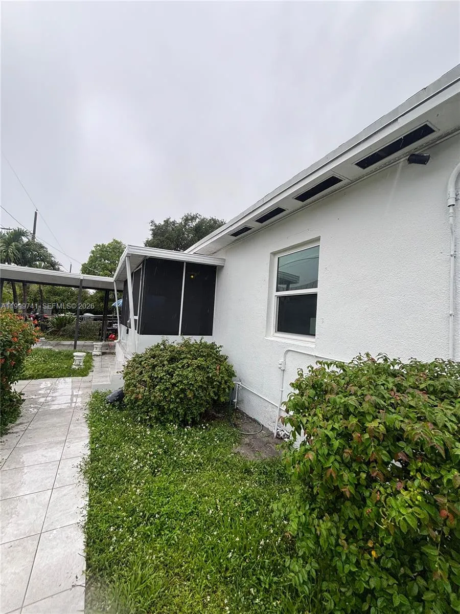 1733 NW 40th St, Miami FL 33142