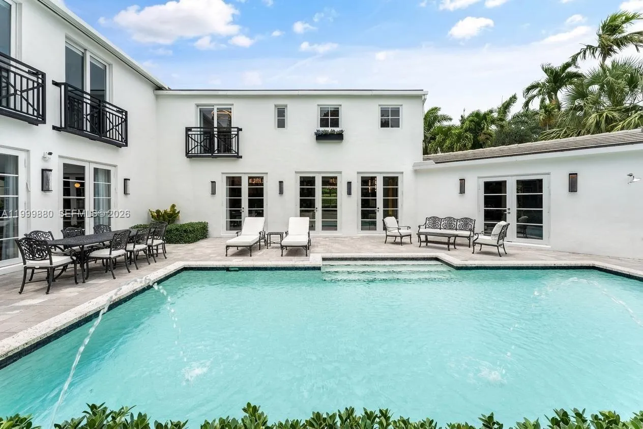 2887 Pine Tree Dr, Miami Beach FL 33140