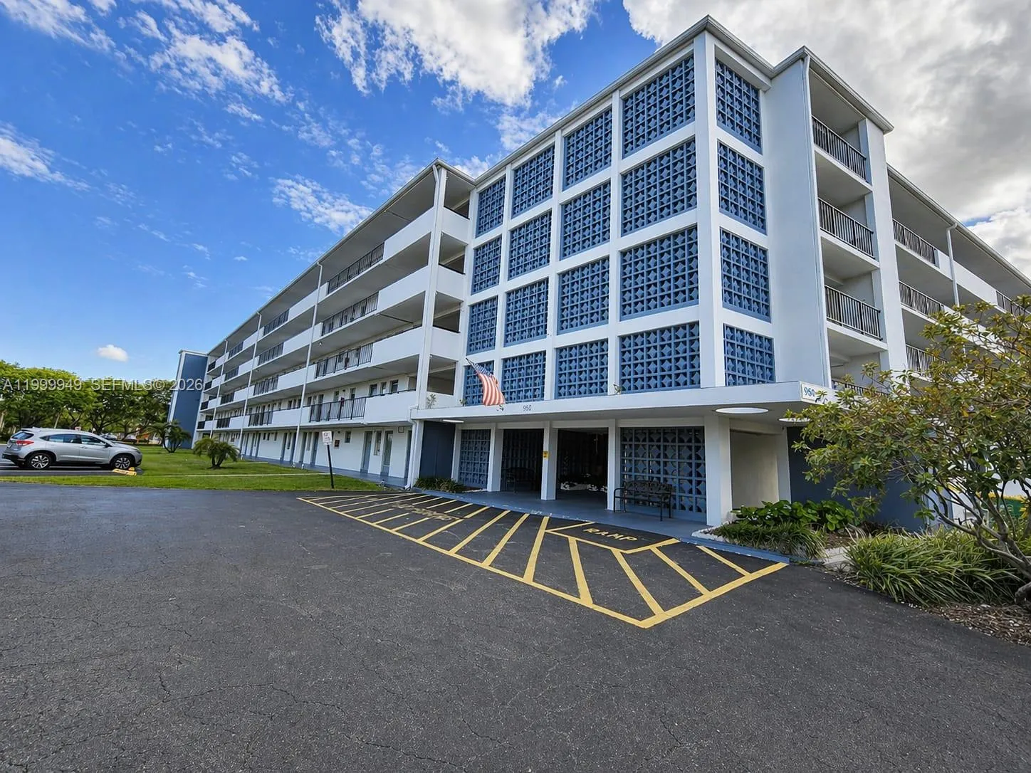 950 Hillcrest Dr # 302, Hollywood FL 33021