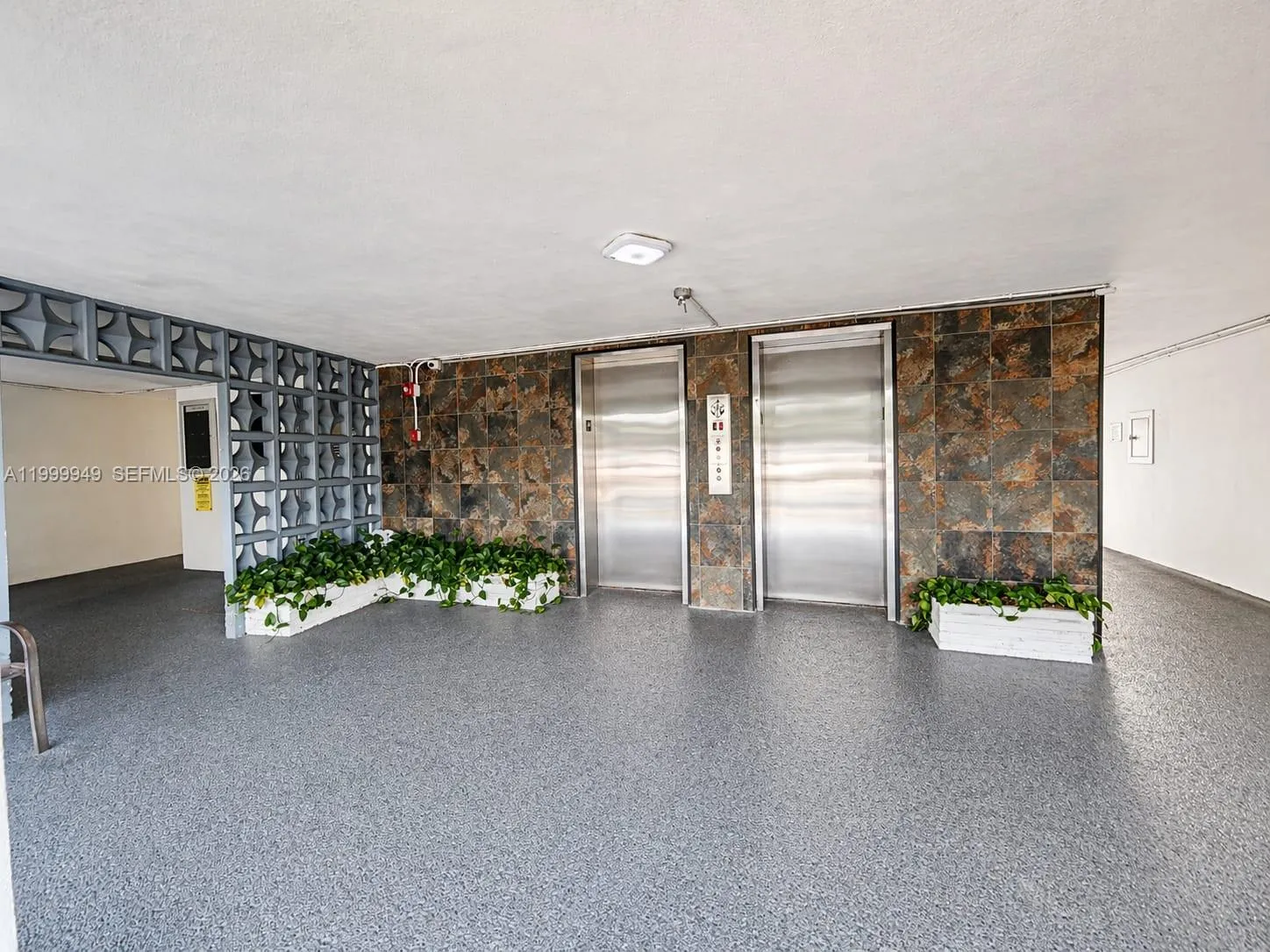 950 Hillcrest Dr # 302, Hollywood FL 33021