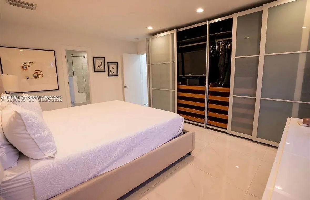 31 SW 6th St, Hallandale Beach FL 33009