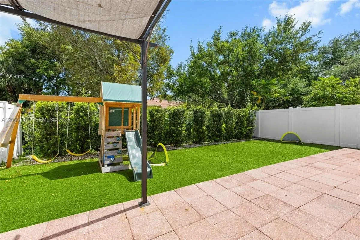 15385 SW 51st St, Davie FL 33331