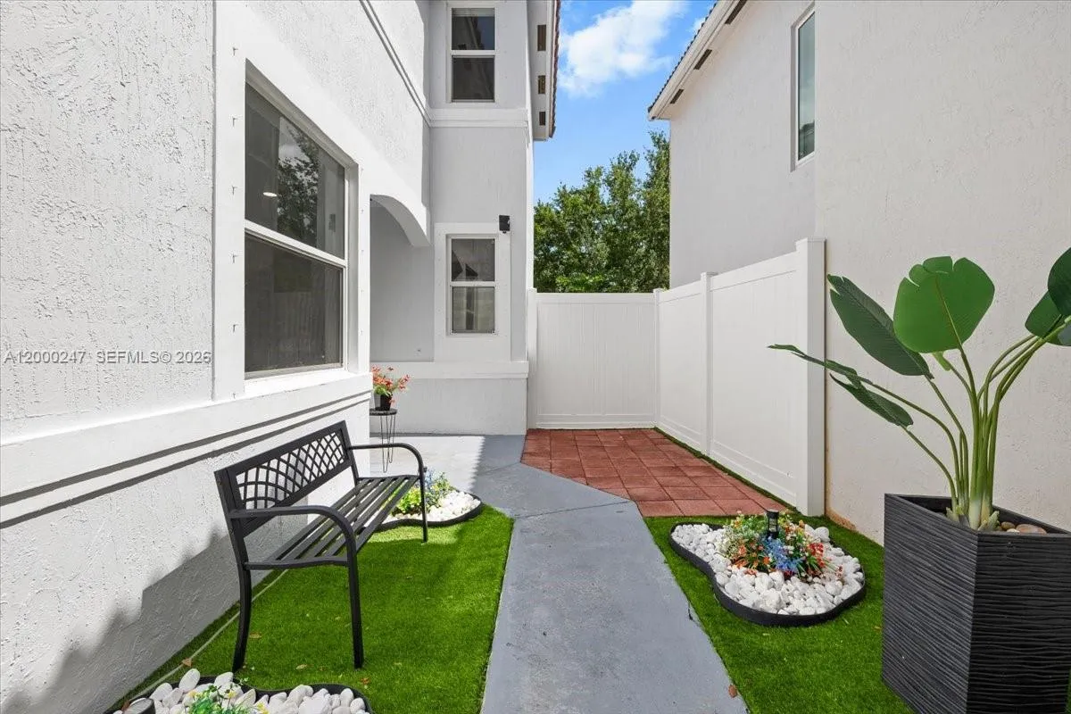 15385 SW 51st St, Davie FL 33331