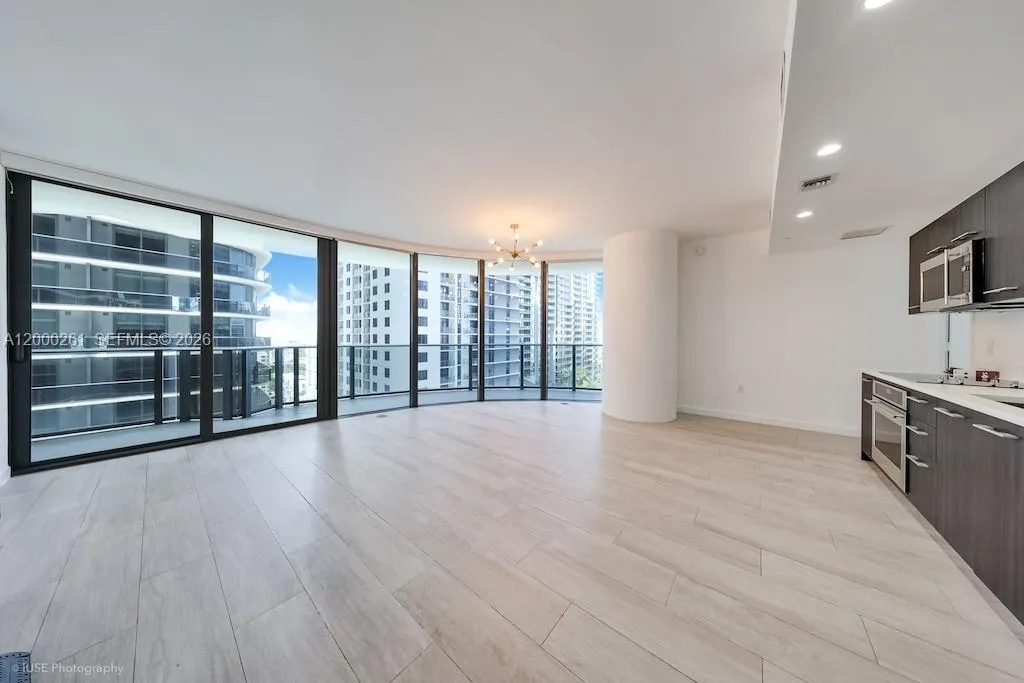 45 SW 9th St # 1808, Miami FL 33130