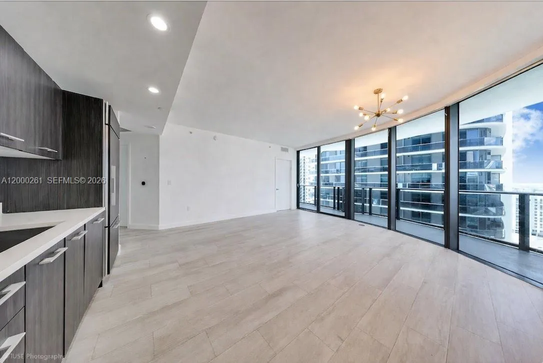 45 SW 9th St # 1808, Miami FL 33130