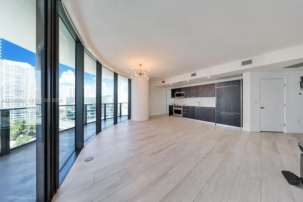 45 SW 9th St # 1808, Miami FL 33130