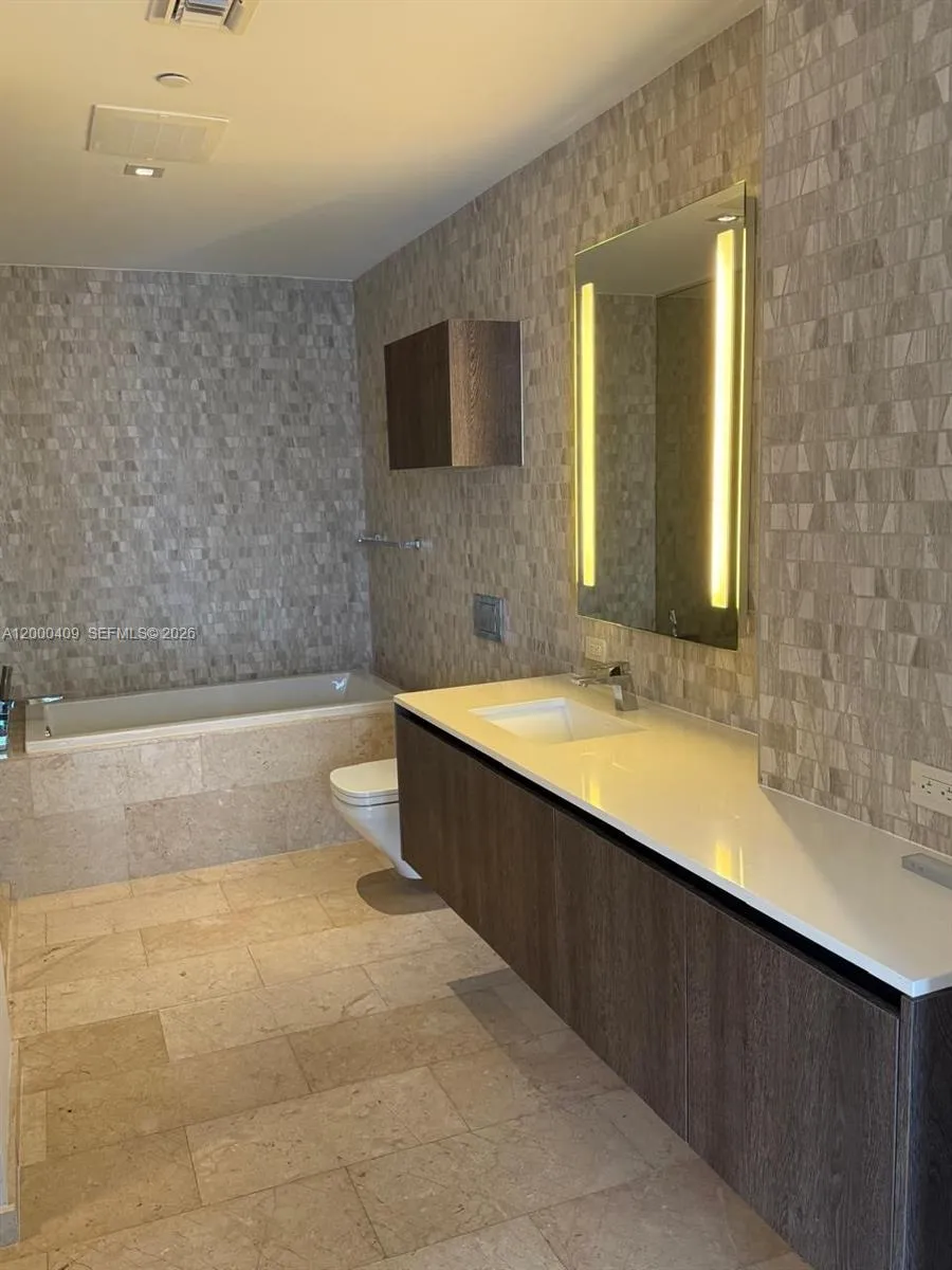 68 SE 6th St # 3906, Miami FL 33131