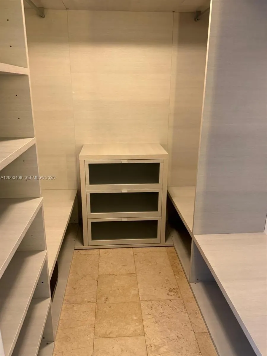 68 SE 6th St # 3906, Miami FL 33131