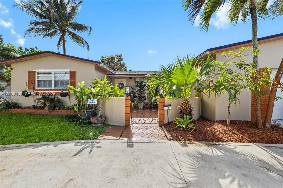 600 SW 67th Ave, Pembroke Pines FL 33023