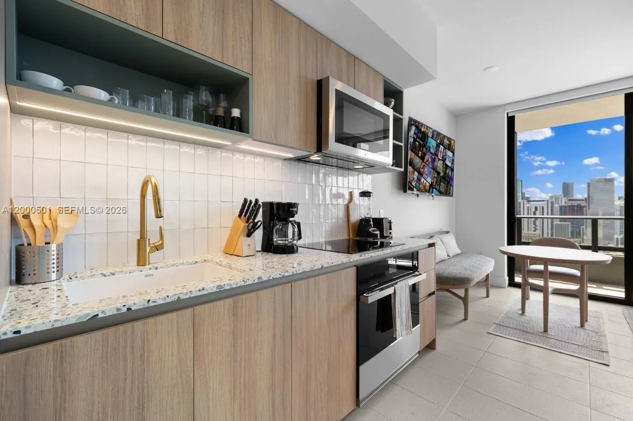 159 NE 6 ST ST # 3206, Miami FL 33132