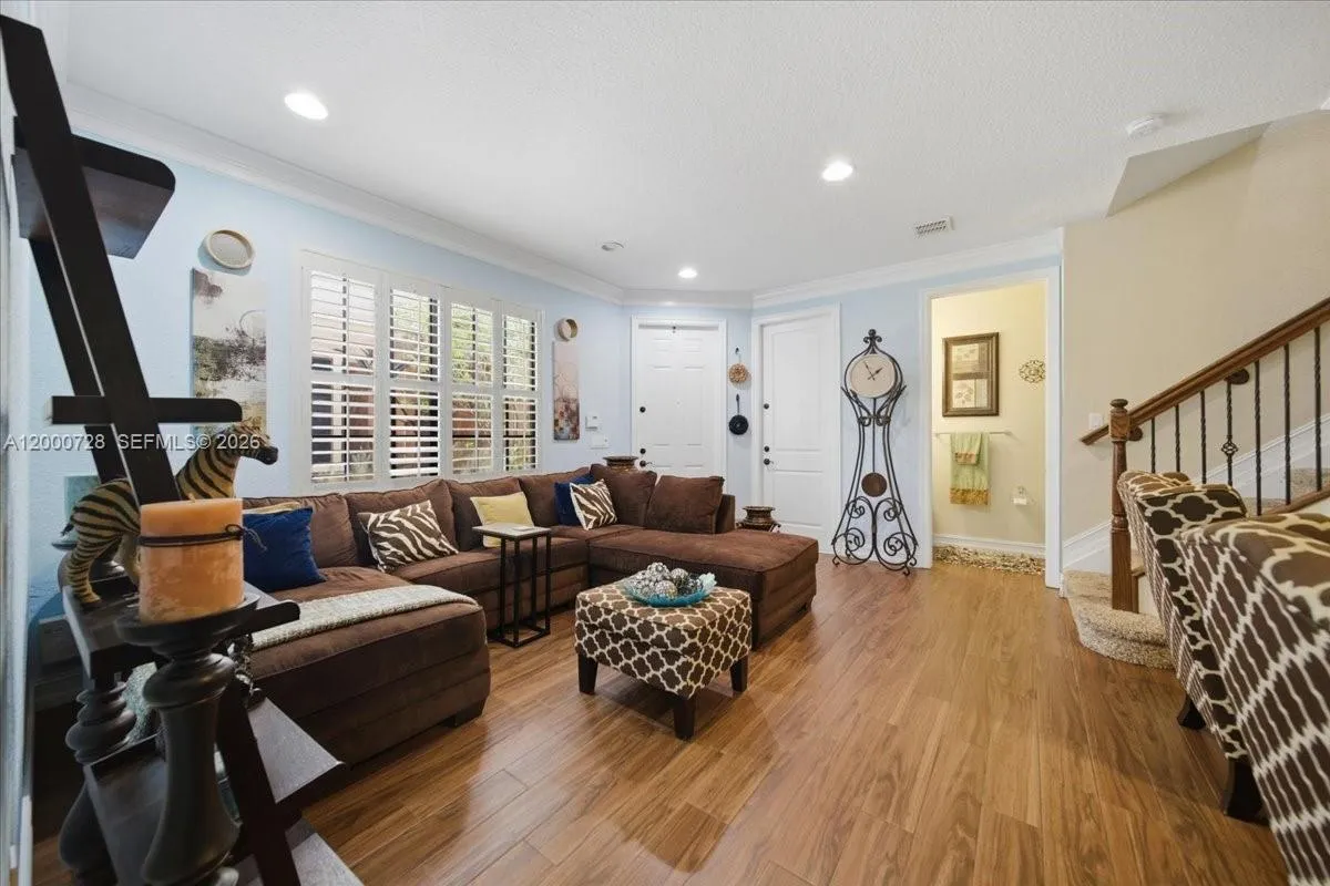 110 E Riverwalk Cir E, Plantation FL 33325