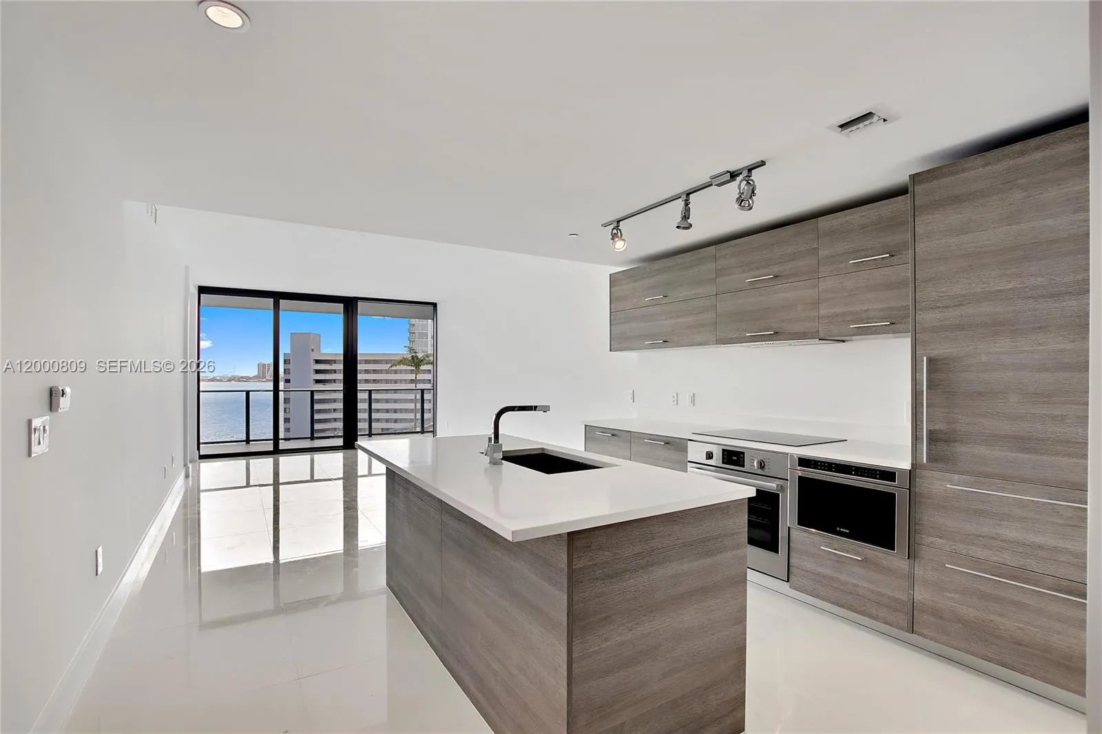 650 NE 32th St # 706, Miami FL 33137