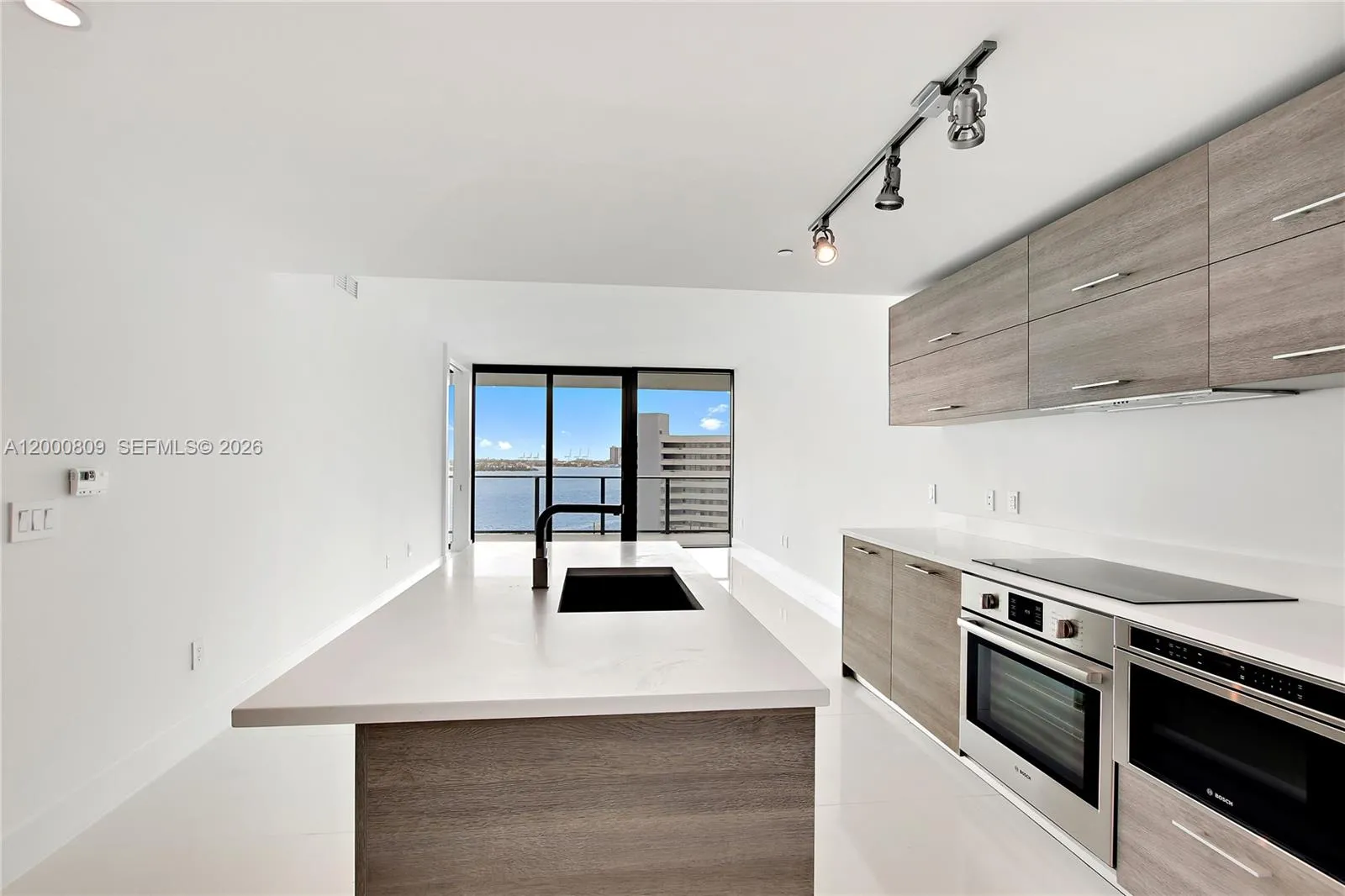 650 NE 32th St # 706, Miami FL 33137