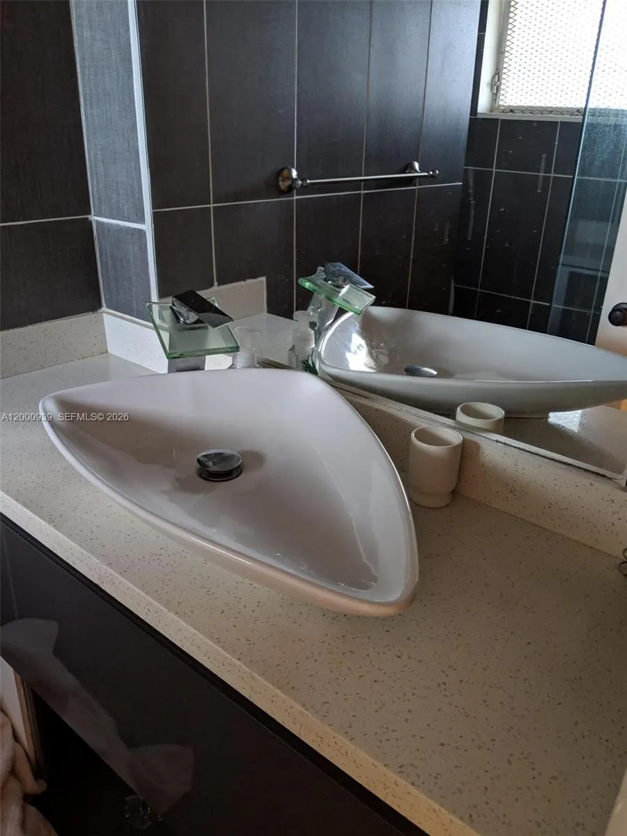 1660 NE 191st St # 1, Miami FL 33179