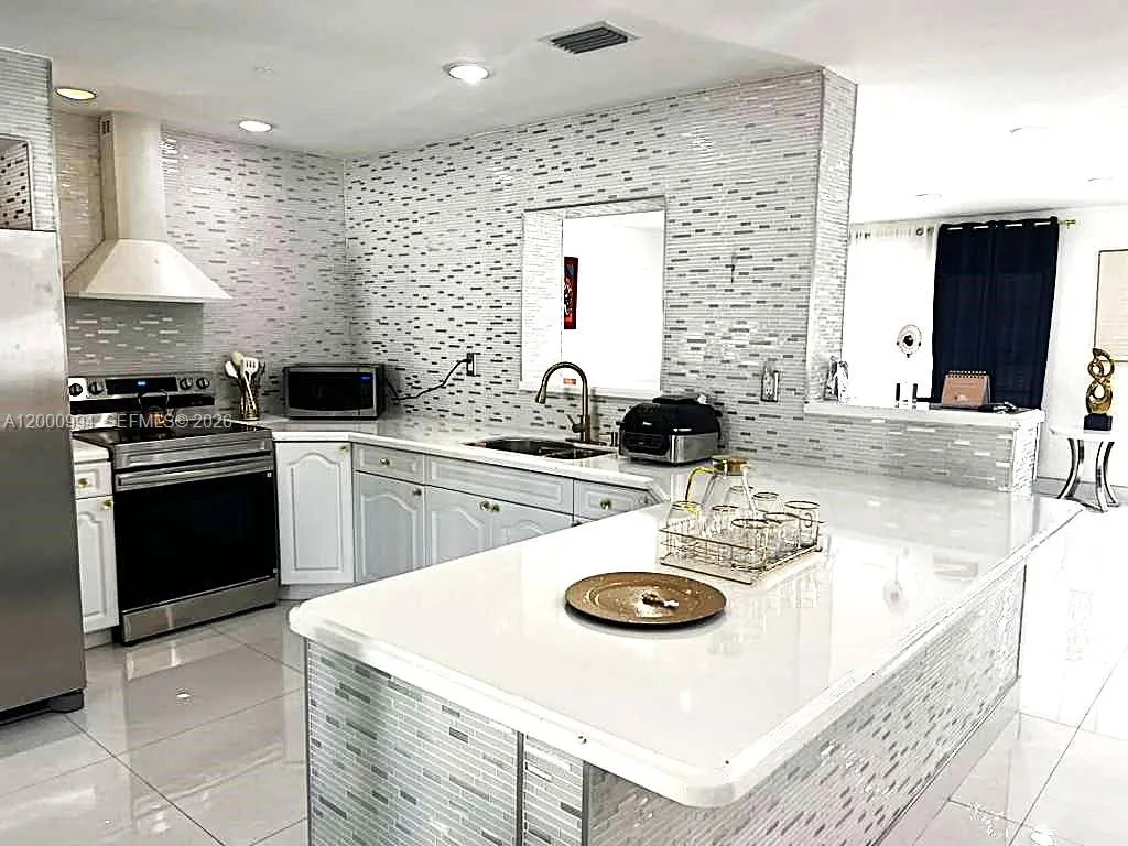 120 S 56th Ave, Hollywood FL 33023