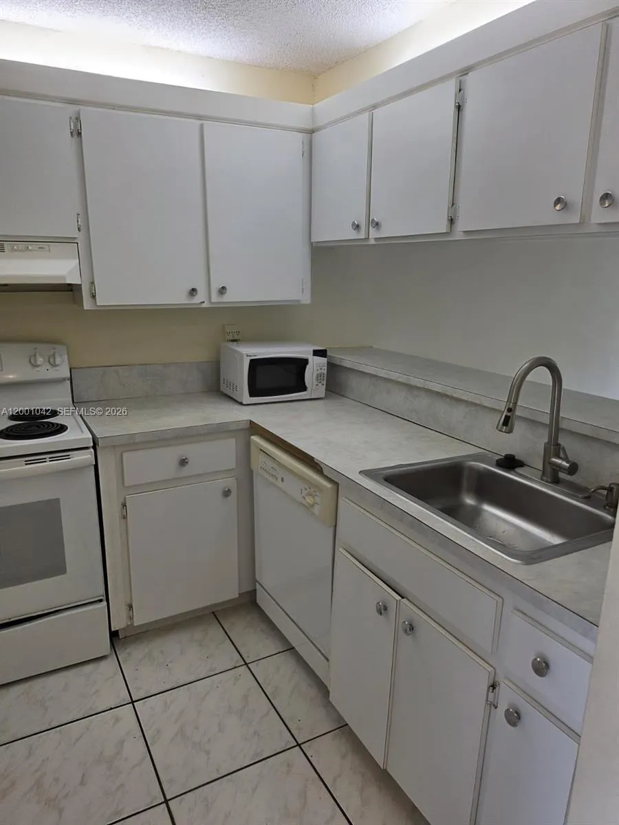 7959 NW 41st Ct, Sunrise FL 33351