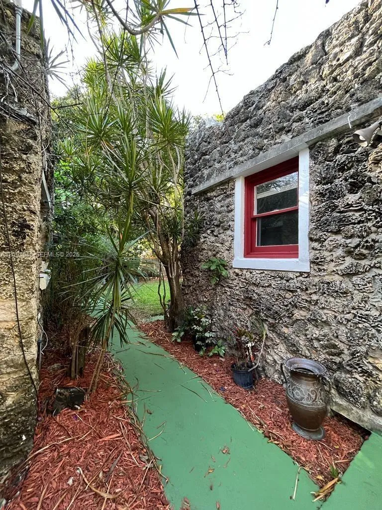 8238 NE 9th Ave, Miami FL 33138