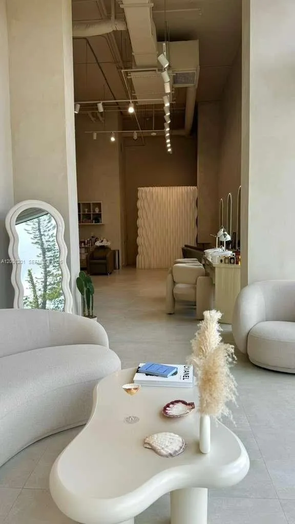 2820 NE 214th St, Aventura FL 33180