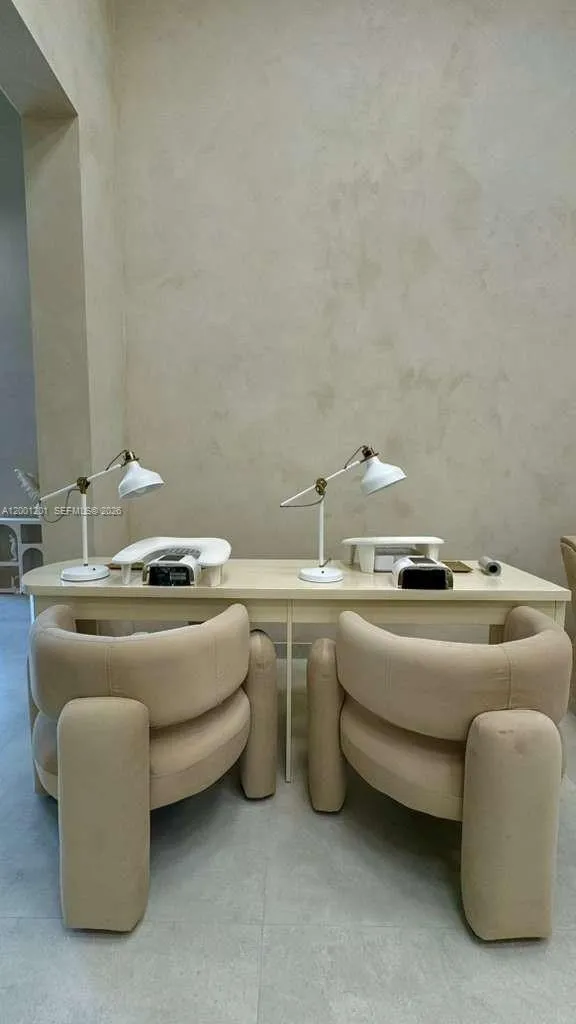 2820 NE 214th St, Aventura FL 33180