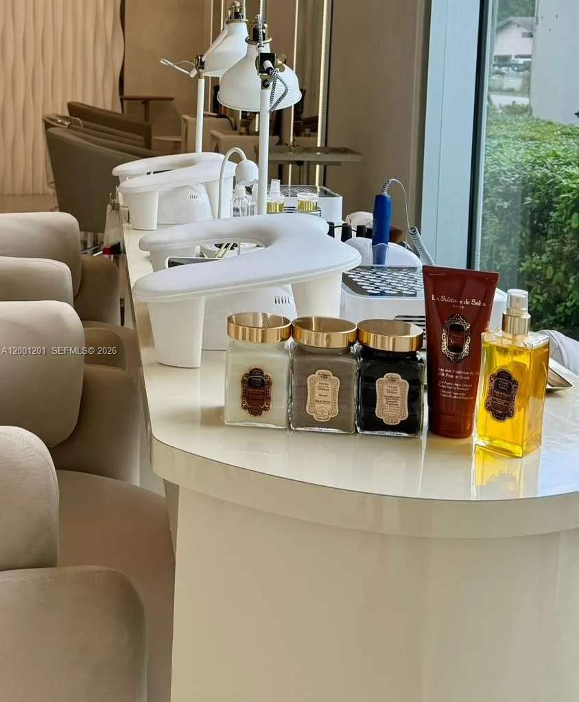 2820 NE 214th St, Aventura FL 33180