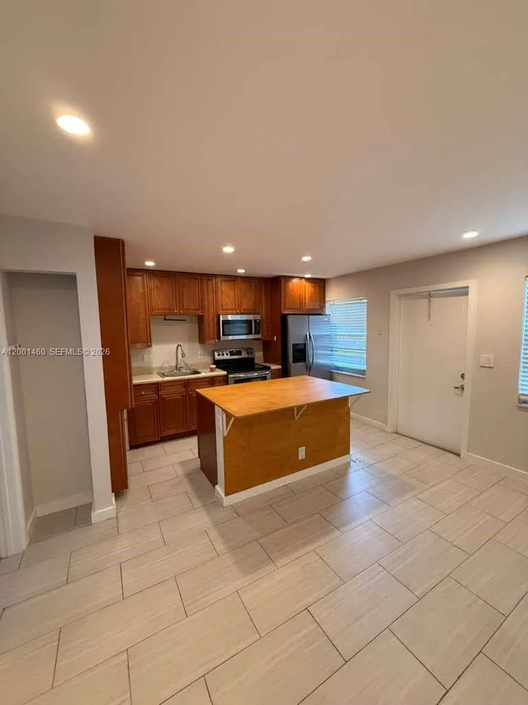 5150 NE 6th Ave # 104, Oakland Park FL 33334