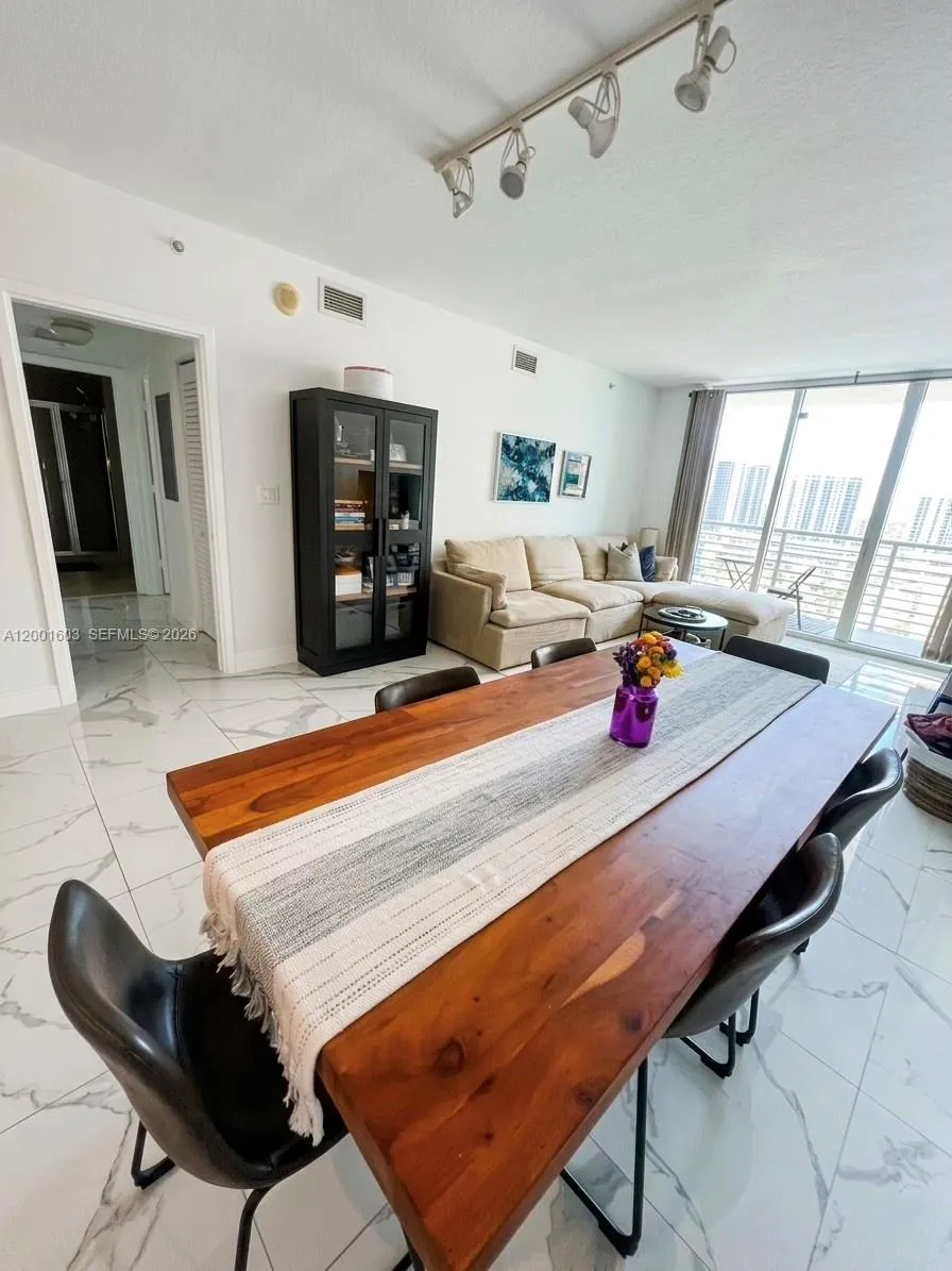 335 S Biscayne Blvd # 3300, Miami FL 33131