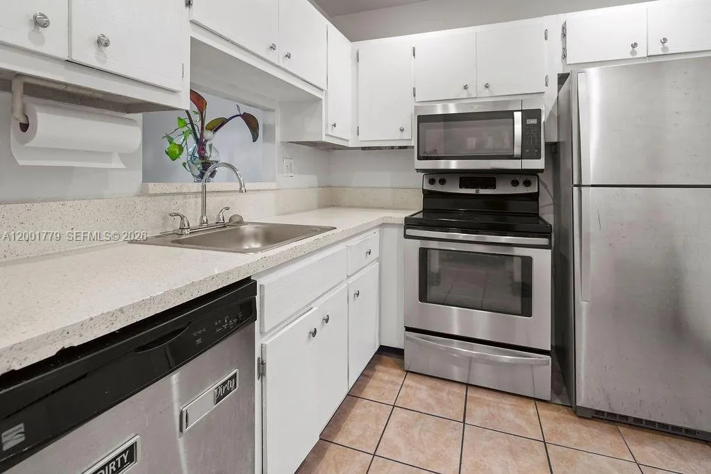 5121 W Oakland Park Blvd # 109, Lauderdale Lakes FL 33313