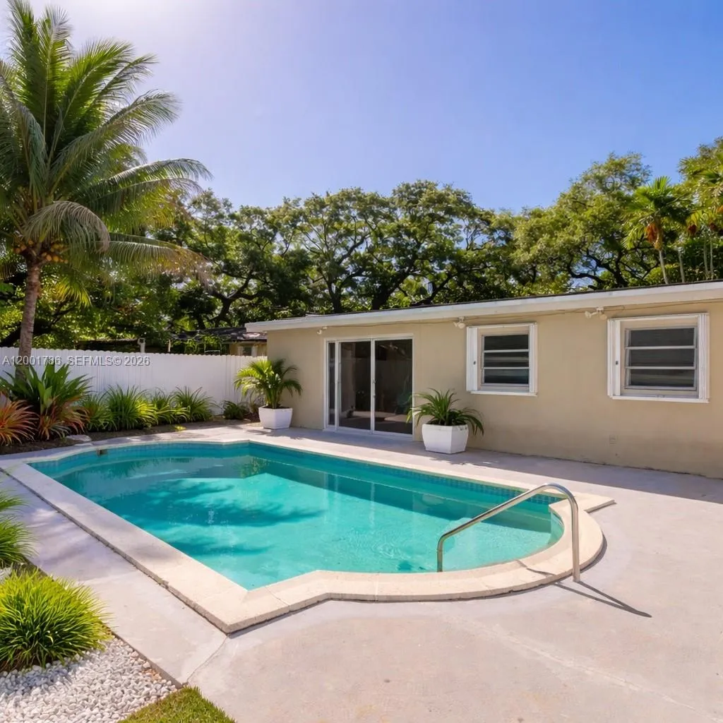 565 NE 160th Ter, Miami FL 33162